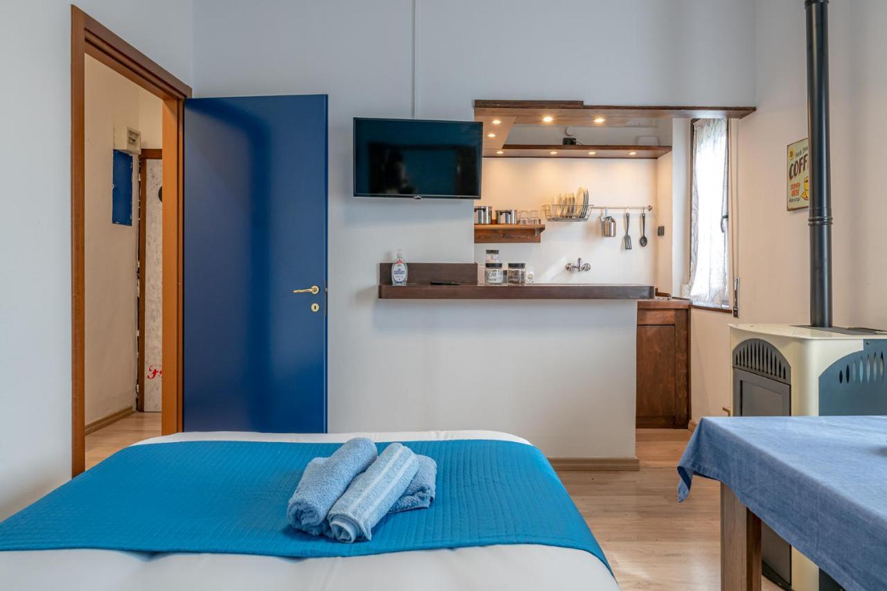 Bilocale Blue Relax Apartment Erba Bagian luar foto