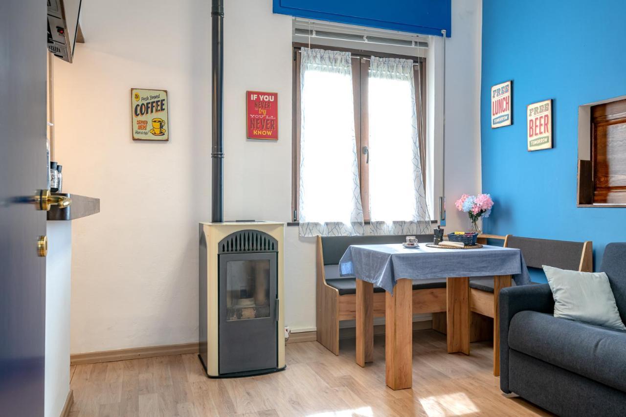 Bilocale Blue Relax Apartment Erba Bagian luar foto