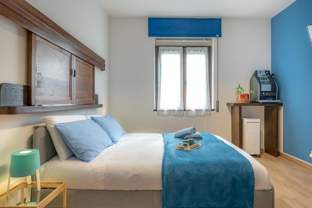 Bilocale Blue Relax Apartment Erba Bagian luar foto