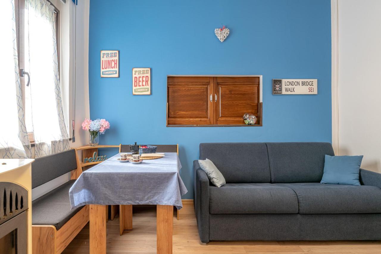 Bilocale Blue Relax Apartment Erba Bagian luar foto