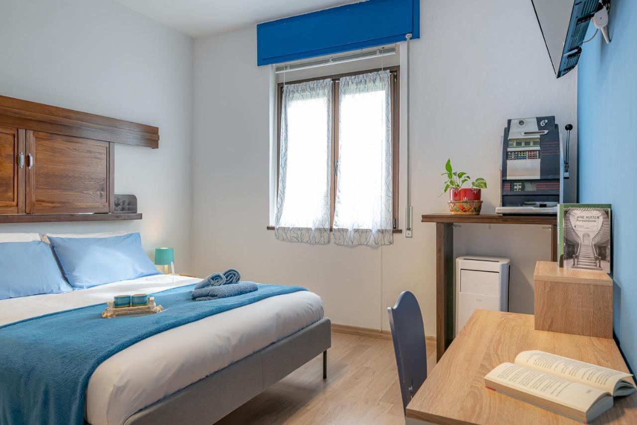 Bilocale Blue Relax Apartment Erba Bagian luar foto