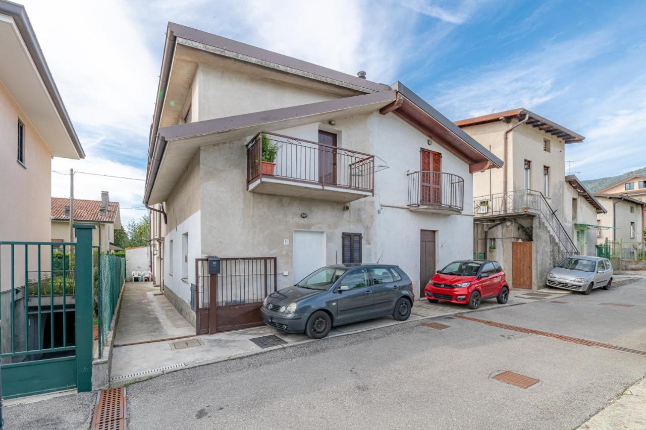 Bilocale Blue Relax Apartment Erba Bagian luar foto