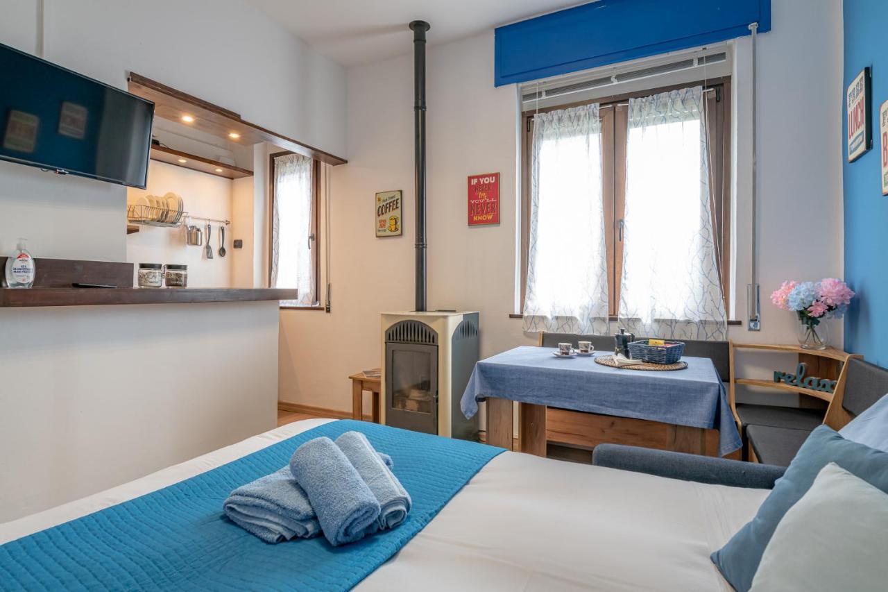 Bilocale Blue Relax Apartment Erba Bagian luar foto
