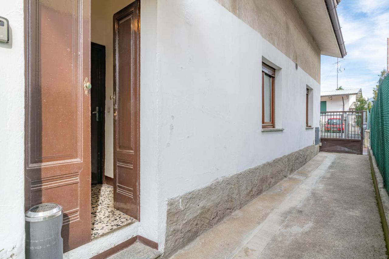 Bilocale Blue Relax Apartment Erba Bagian luar foto