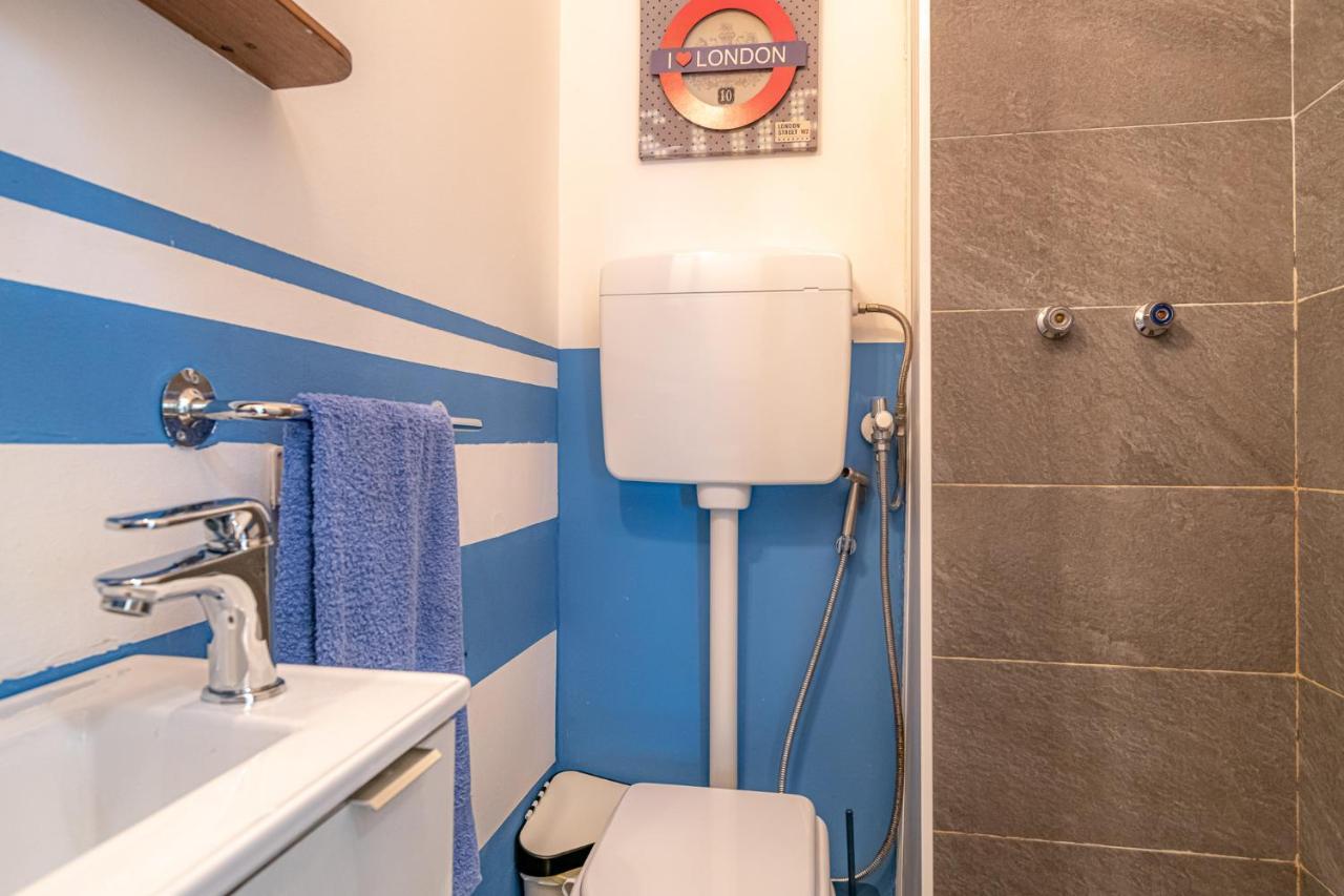 Bilocale Blue Relax Apartment Erba Bagian luar foto