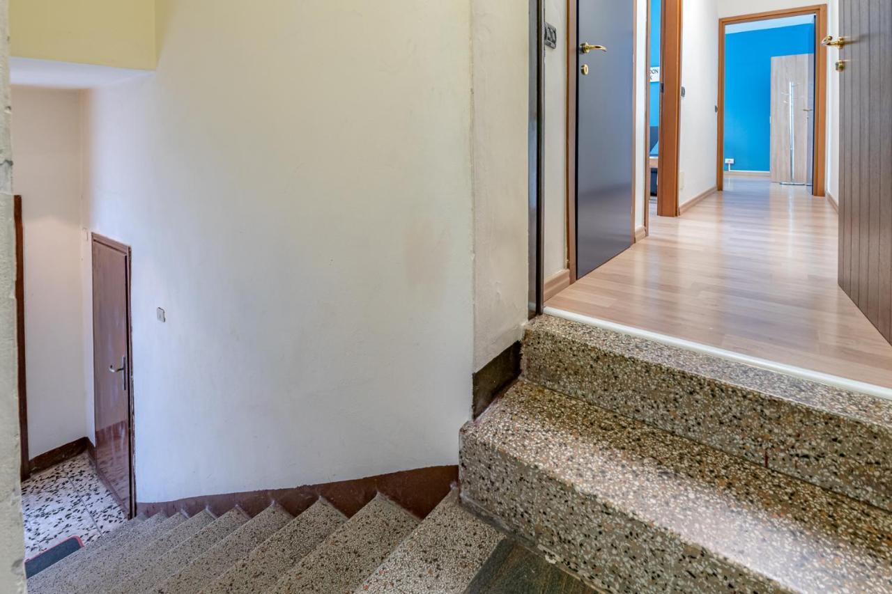 Bilocale Blue Relax Apartment Erba Bagian luar foto